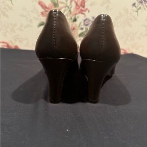 Hush puppies brown leather pump with cushioned insole . Size 7.5